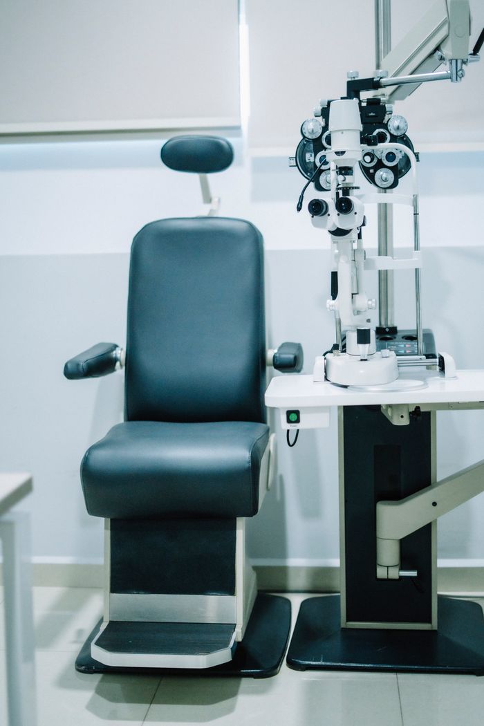 Crafting Captivating Headlines: Your awesome post title goes here Modern eye exam room featuring an examination chair and advanced ophthalmic equipment.